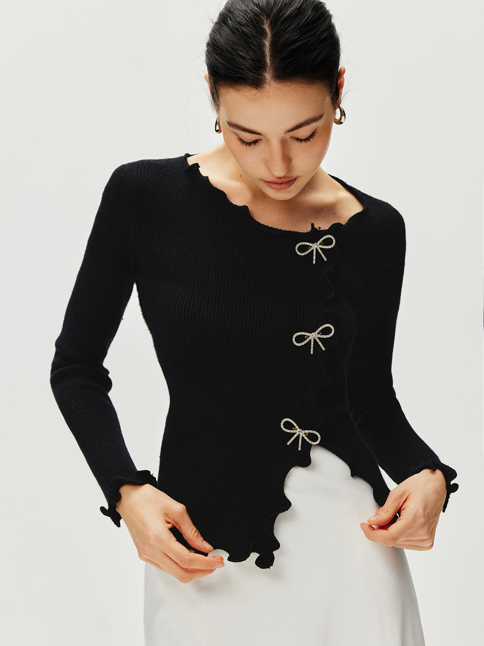 Pullover mit Strass-Schleife und gewelltem Saum