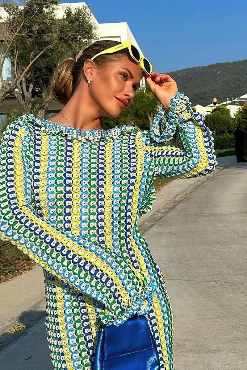 Gestricktes rückenfreies Maxikleid mit ausgestellten Ärmeln