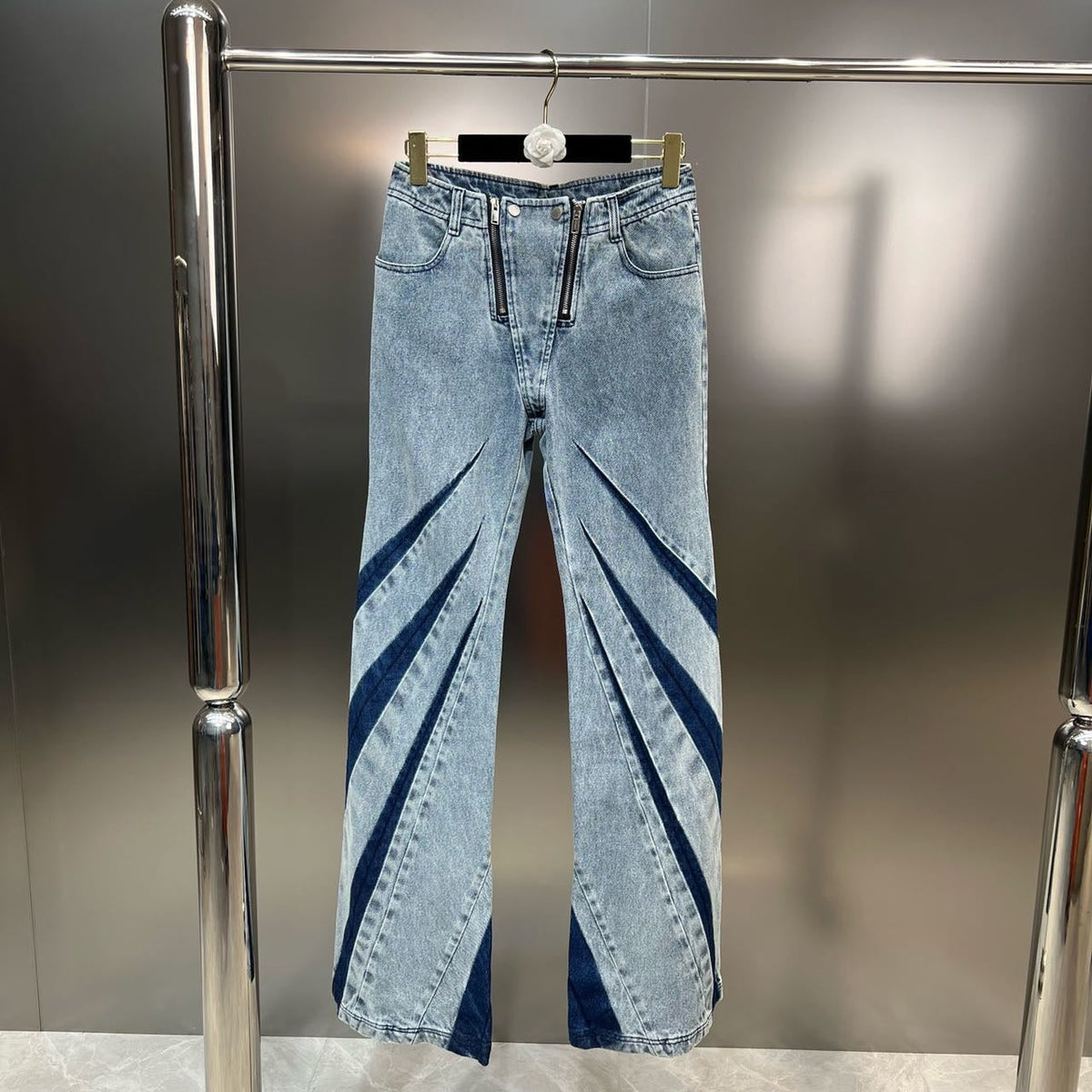 Schlagjeans mit Abnähern und Doppelreißverschluss