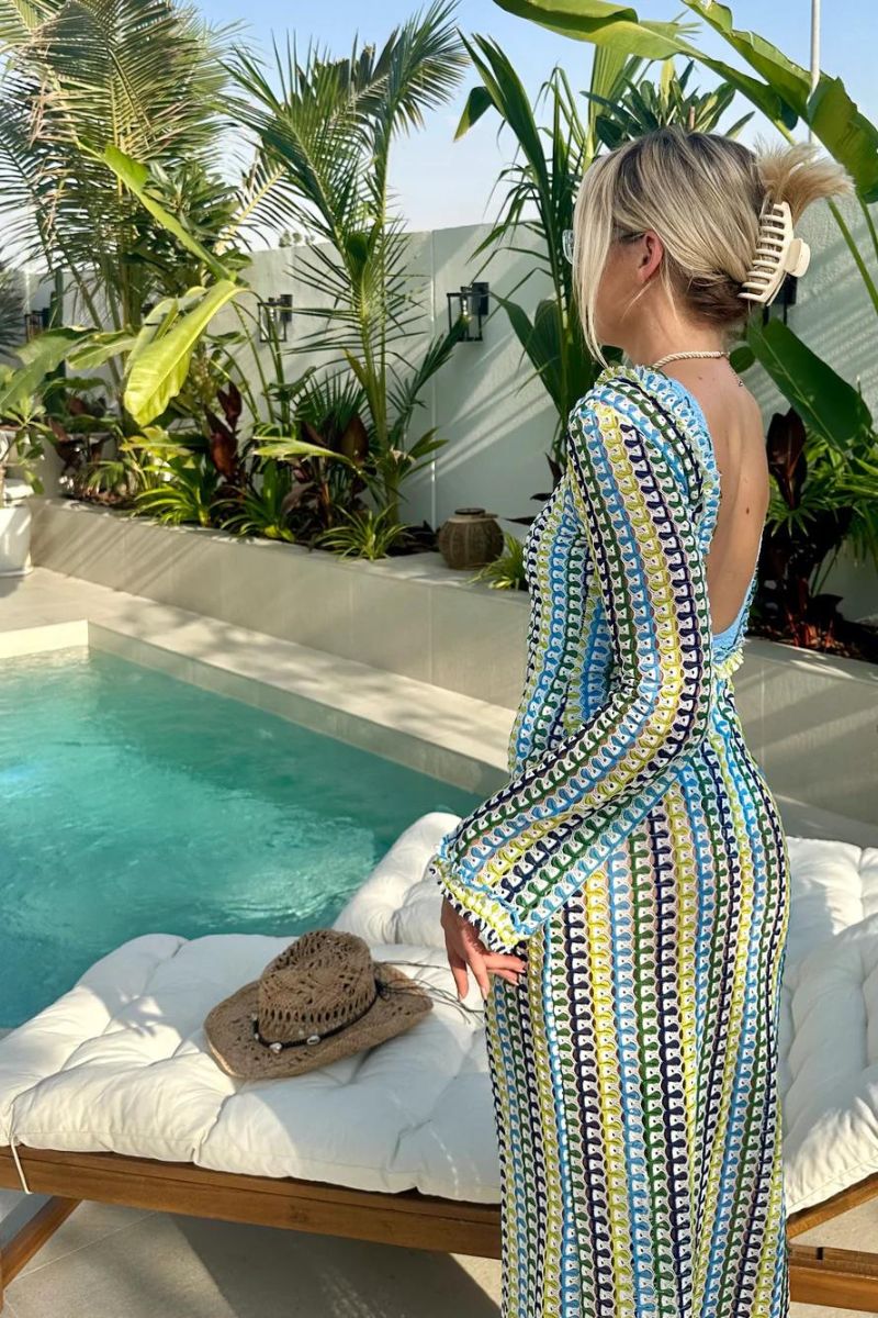 Gestricktes rückenfreies Maxikleid mit ausgestellten Ärmeln