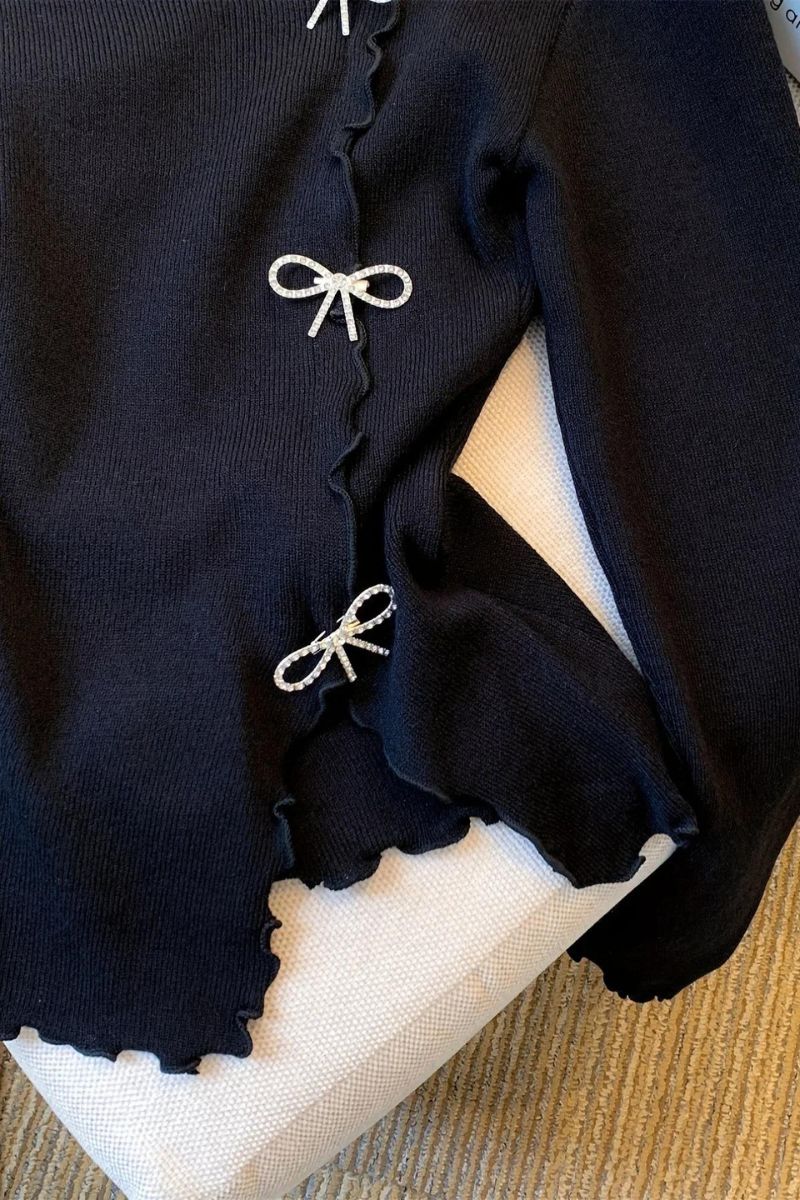 Pullover mit Strass-Schleife und gewelltem Saum