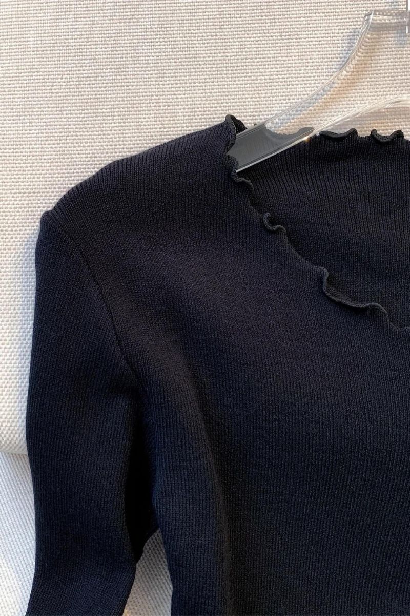 Pullover mit Strass-Schleife und gewelltem Saum