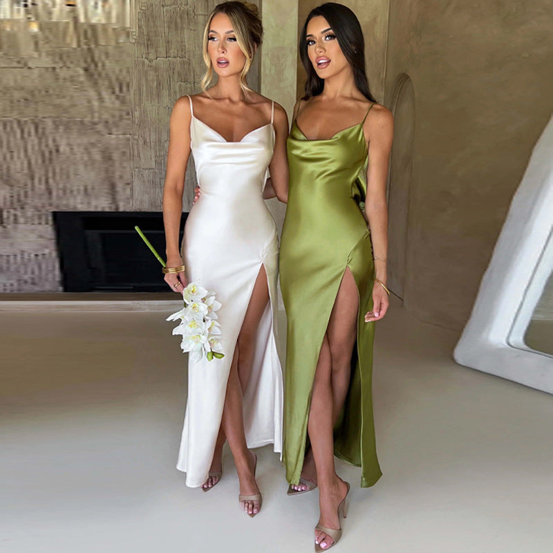 Rückenfreies, gerüschtes Satinkleid mit Schnürung und Schlitz