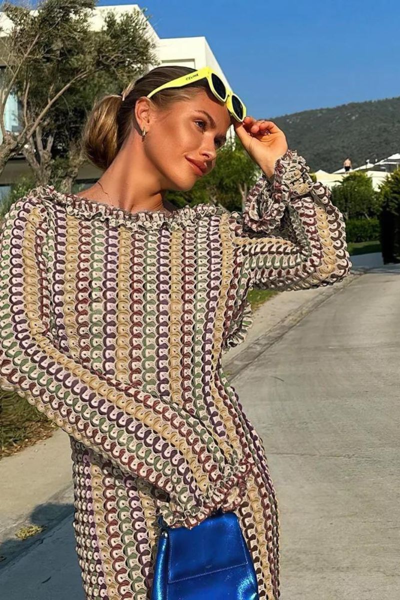 Gestricktes rückenfreies Maxikleid mit ausgestellten Ärmeln