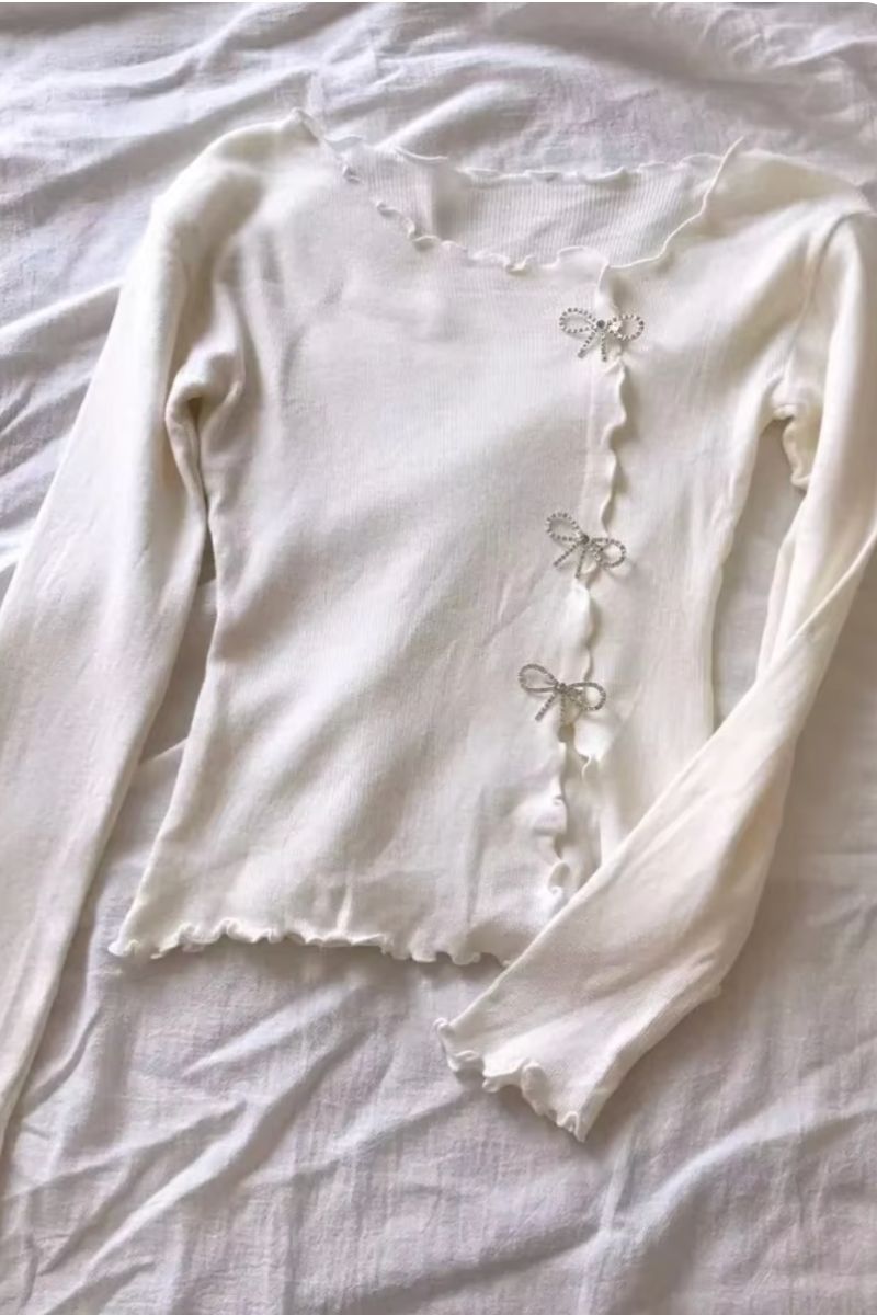 Pullover mit Strass-Schleife und gewelltem Saum