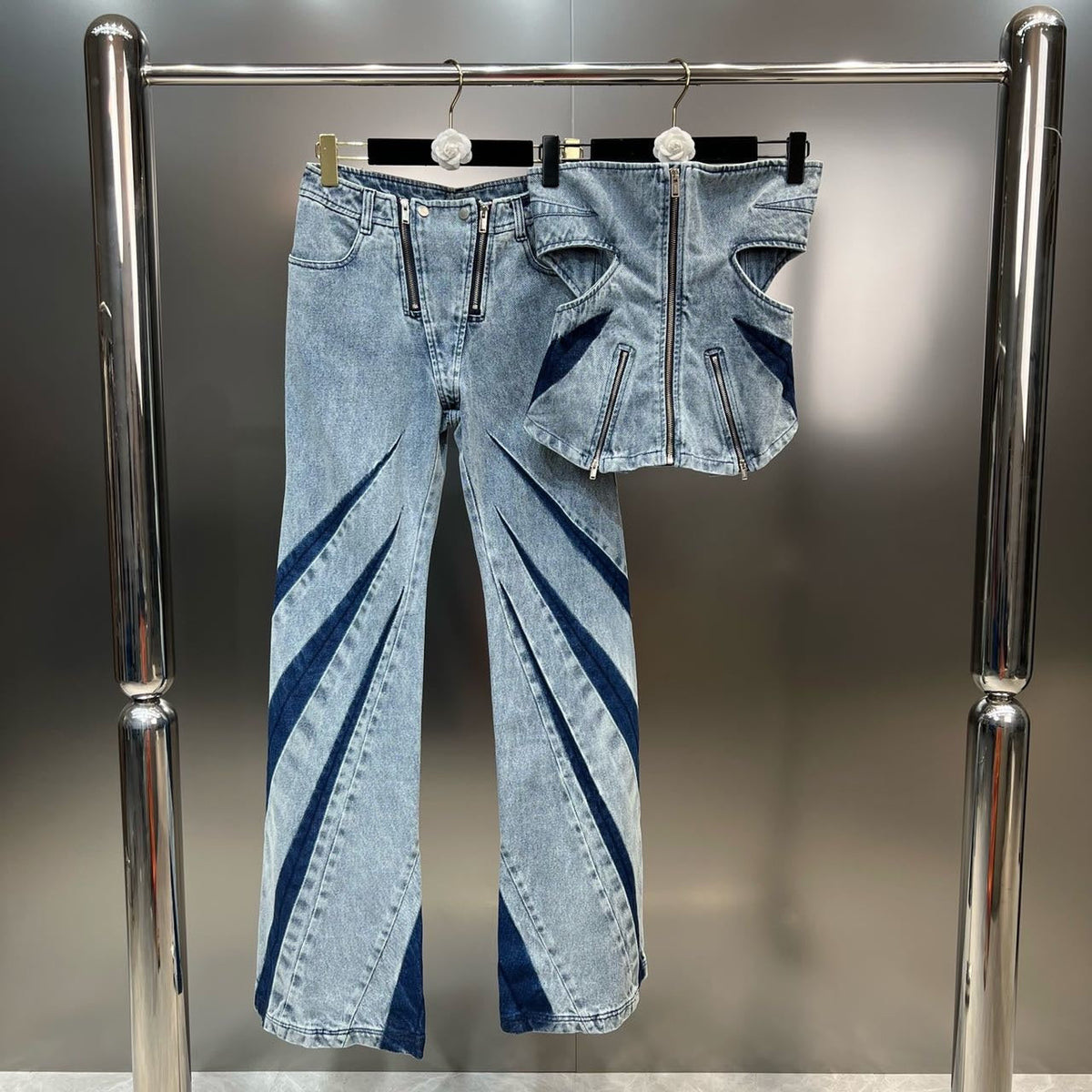 Schlagjeans mit Abnähern und Doppelreißverschluss