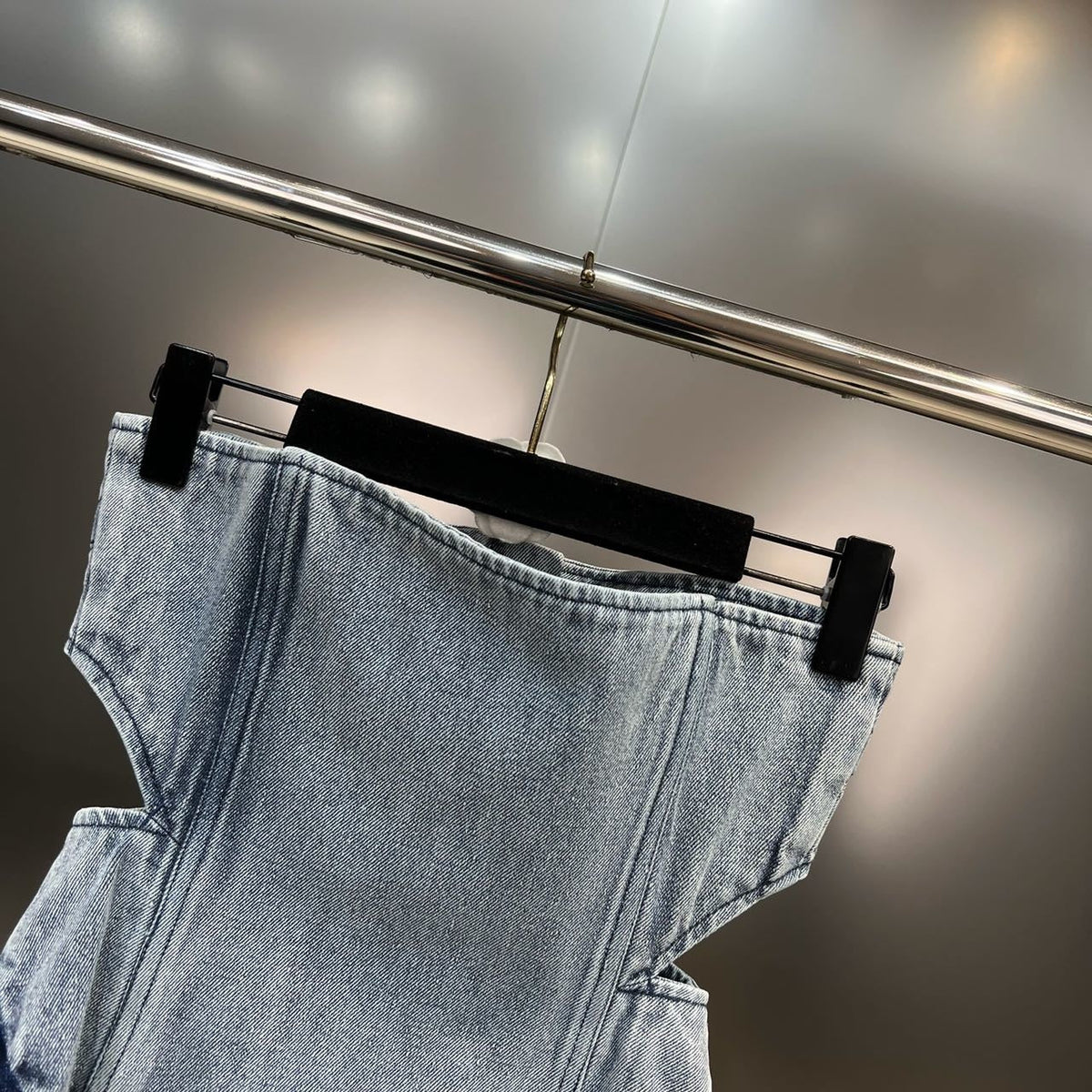 Schlagjeans mit Abnähern und Doppelreißverschluss