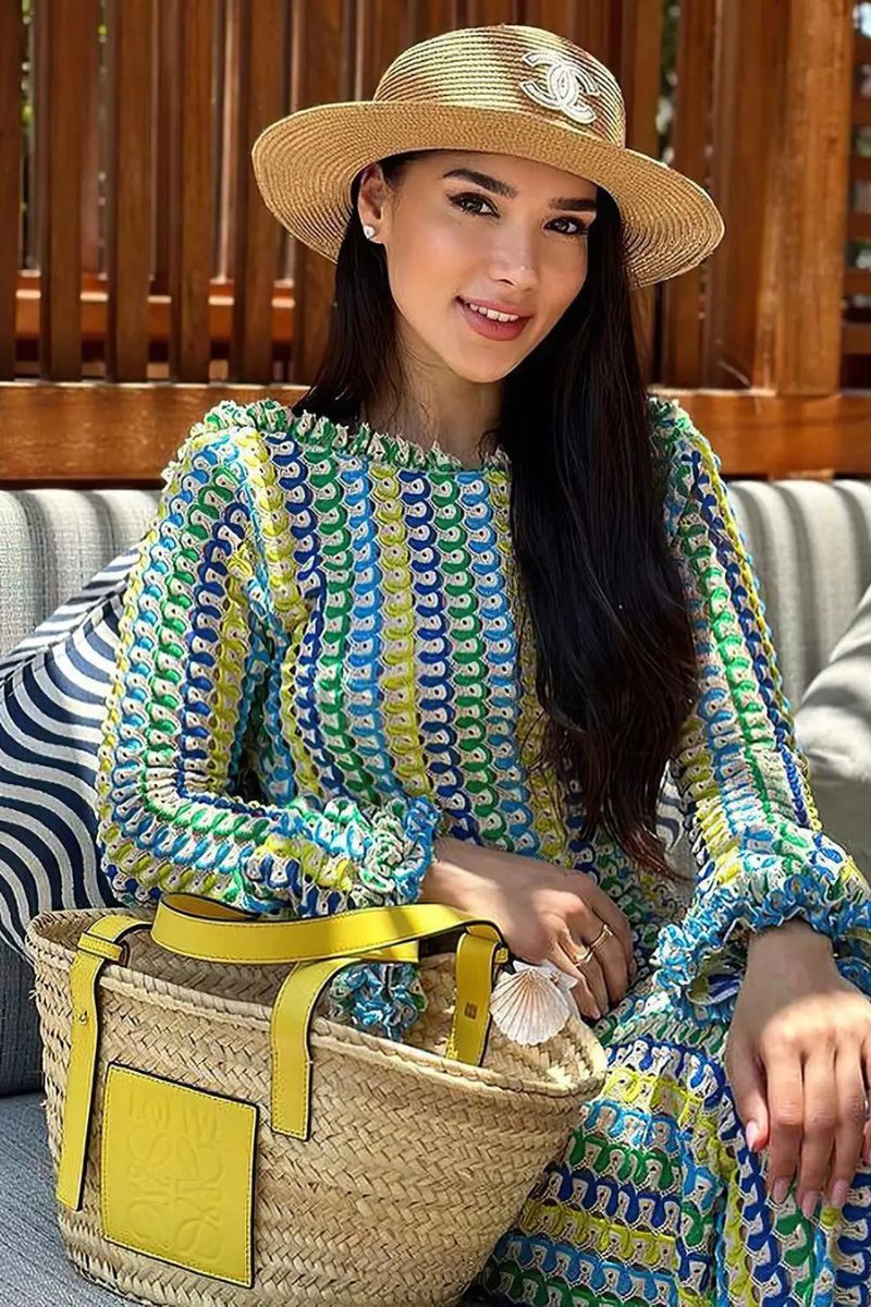 Gestricktes rückenfreies Maxikleid mit ausgestellten Ärmeln
