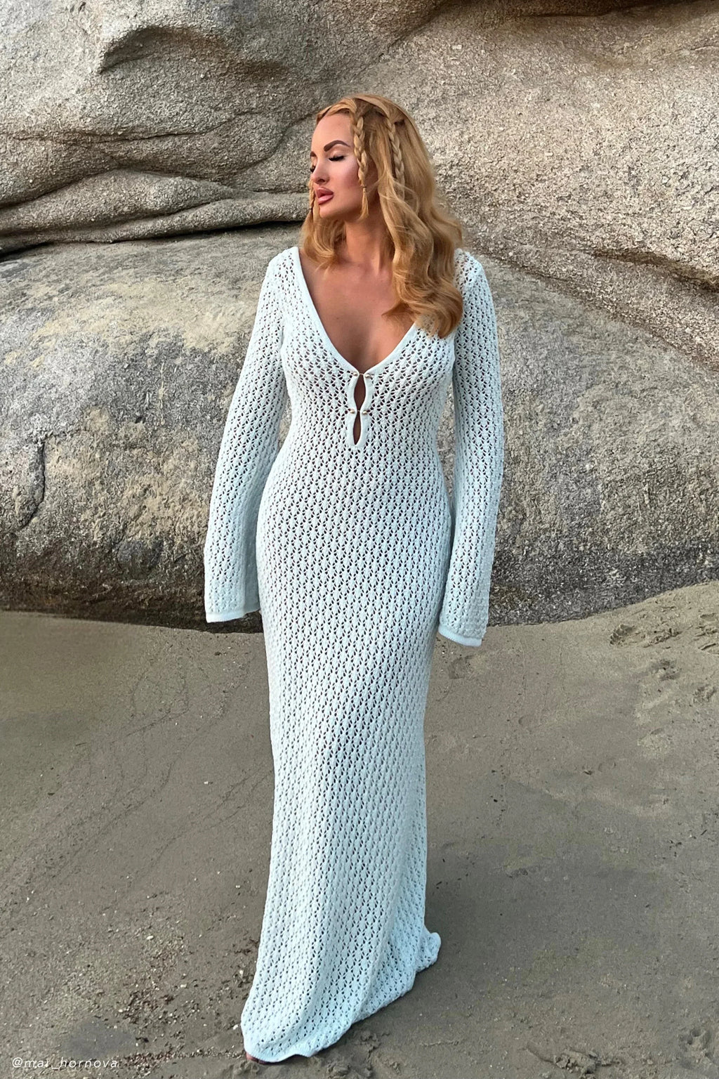 KAYLA MAXIKLEID MIT HÄKELÄRMELN