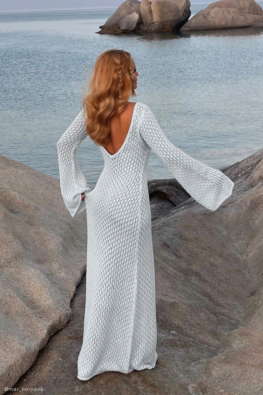 KAYLA MAXIKLEID MIT HÄKELÄRMELN