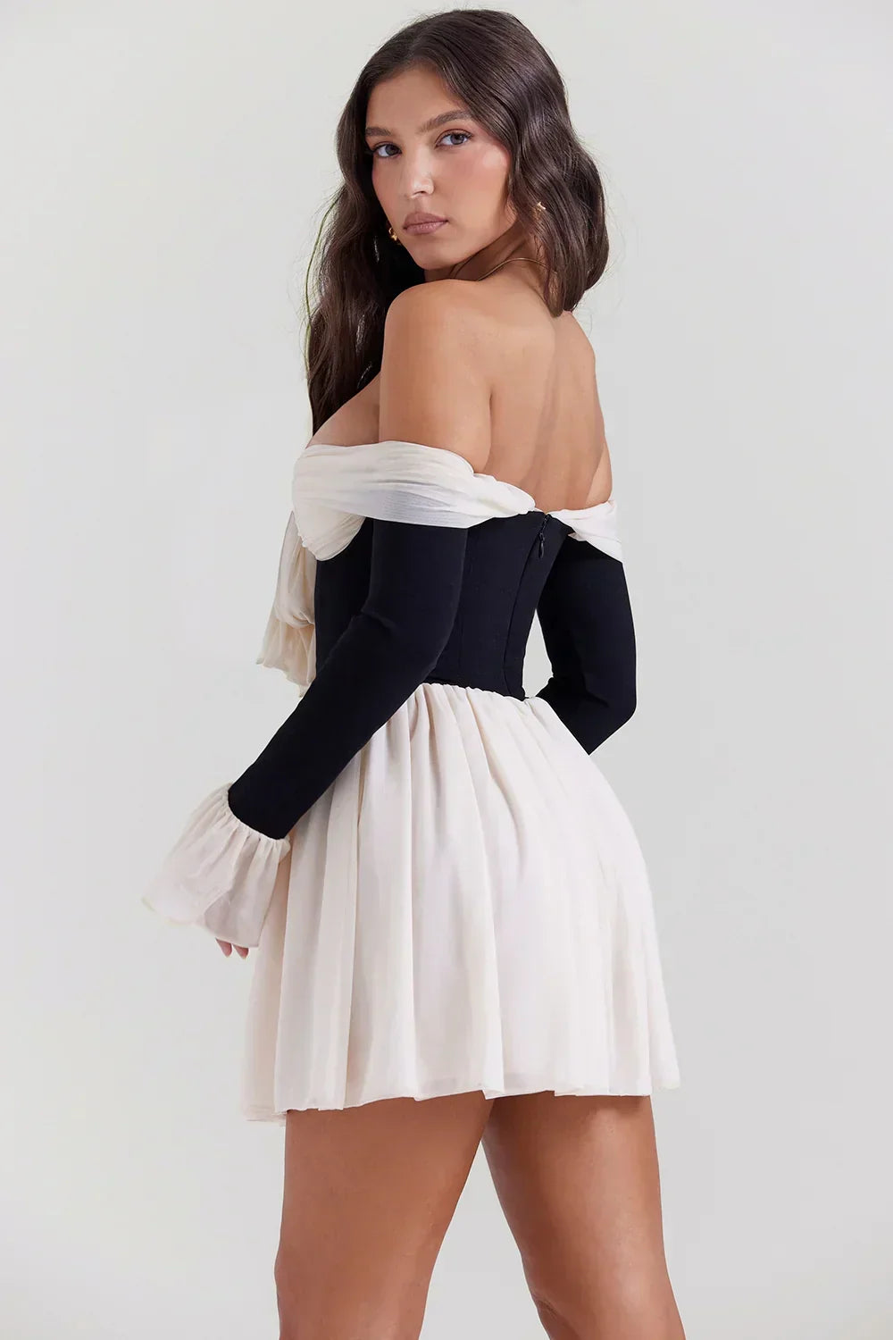 Schulterfreies Kleid mit Schleife