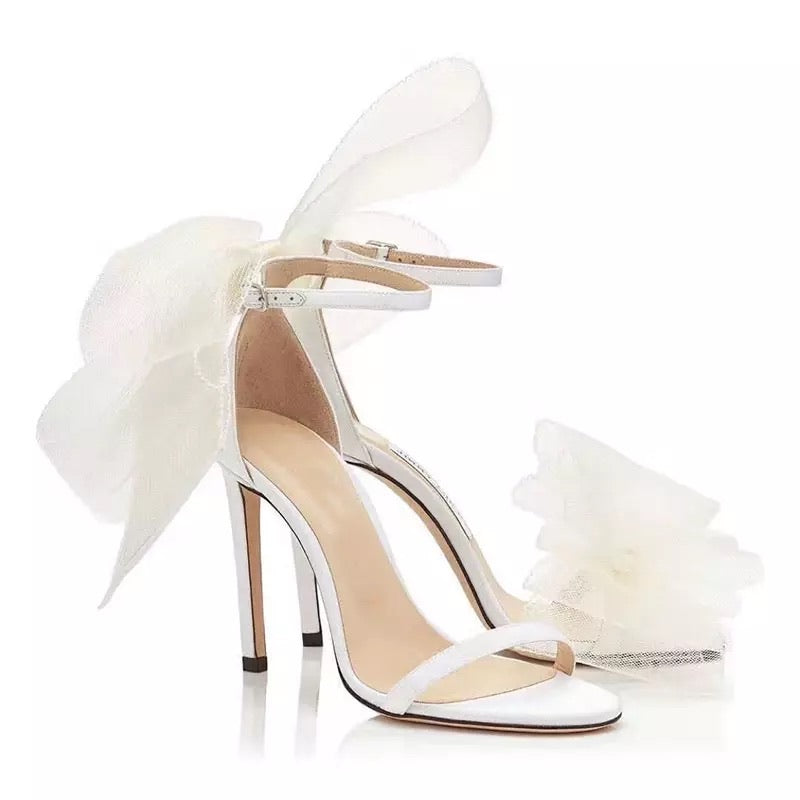 LANA | Sandalen mit asymmetrischen Mesh-Schleifen
